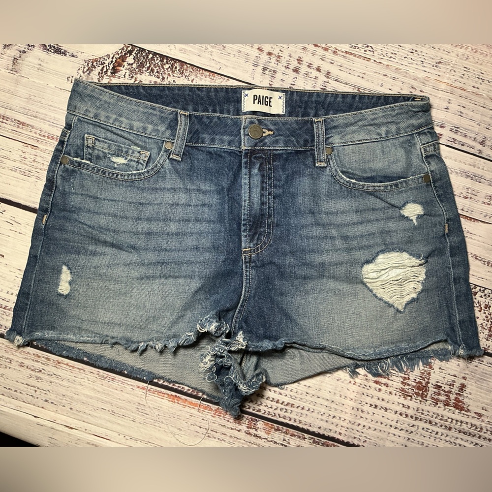 Paige Daryn denim jean shorts in the Izza Deconstructed wash. Size 30. - Picture 1 of 10